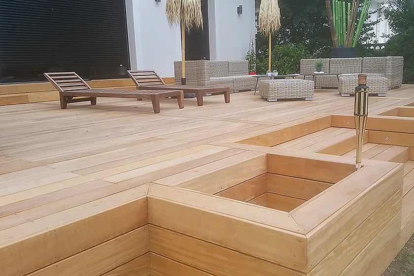 Terrasse en bois exotique à Sorèze